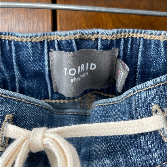 Torrid 1X Reg Blue Boyfriend Jeans with Drawstring NWT - Picture 2 of 5